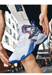 Vista dettagliata delle scarpe da basket high-top bianche e blu con motivi sport