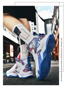 Scatto dinamico all'aperto di scarpe da basket alte unisex con motivi a onde blu