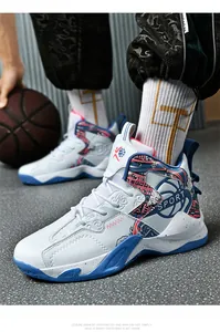 Dettaglio di scarpe da basket alte bianche e blu con tomaia in pelle e grafiche sportive