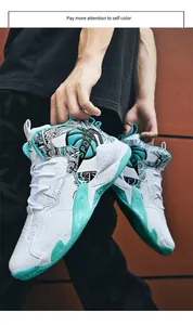 Dettaglio di scarpe da basket alte con accenti turchesi e tomaia in pelle premium