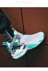 Dettaglio scarpa da basket bianca e turchese con grafiche artistiche e testo SPORT.