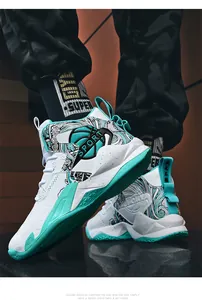 Dettaglio ravvicinato di scarpe da basket alte con accenti verde acqua e motivi a onde eleganti