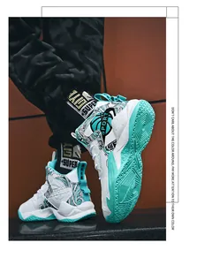 Dettaglio di scarpe da basket alte con accenti turchesi e stampe grafiche.