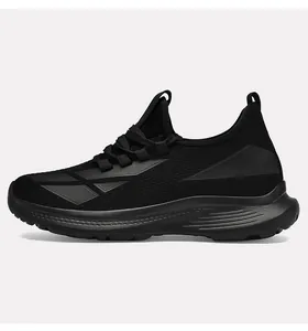 Detailansicht der schwarzen Herren-Mesh-Laufschuhe mit dicken und erhöhten Sohlen