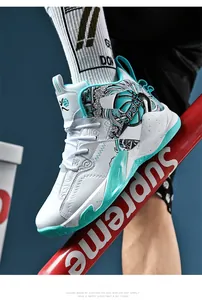 Vista dettagliata di scarpe da basket alte in pelle bianca con grafiche ciano vivaci