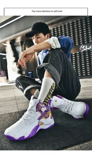 Modello che indossa sneaker da basket alte in pelle bianca e viola in ambiente urbano
