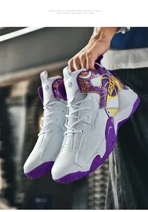 Primo piano di scarpe da basket high-top in bianco e viola in pelle tenute con la mano
