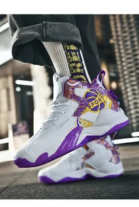 Vista laterale di scarpe da basket alte viola e oro con tomaia in pelle sintetica
