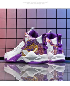 Dettaglio delle eleganti scarpe da basket graffiti viola e bianche con design high-top