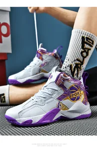 Scarpe da basket professionali alte in pelle viola e bianca con logo sportivo