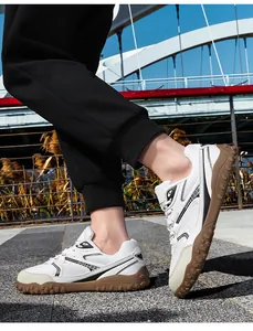 Vista detallada de las zapatillas de entrenamiento alemanas de malla blanca para senderismo