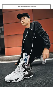 Eleganti sneaker da basket high-top mostrate in un ambiente urbano per sport all'aperto