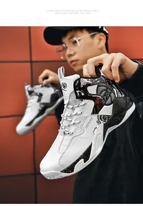 Primo piano di scarpe da basket alte bianche con grafiche dinamiche nere e rosse.