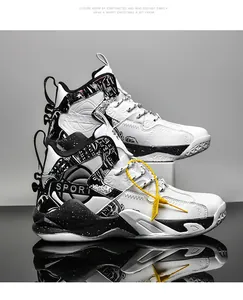 Vista laterale di scarpe da basket alte con motivi grafici neri e cartellino giallo.
