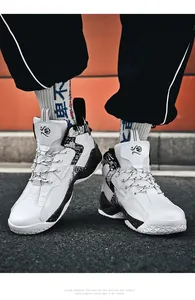 Primo piano di scarpe da basket high-top con motivi graffiti su sfondo stradale