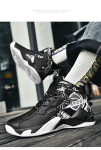 Dettaglio di scarpe da basket alte bianche e nere con motivi graffiti e logo SPORT
