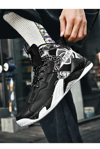 Vista dettagliata di scarpe da basket alte nere e bianche stile graffiti su strada urbana
