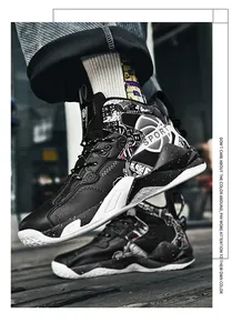 Vista dettagliata delle scarpe da basket alte con stampe graffiti e trama in pelle.