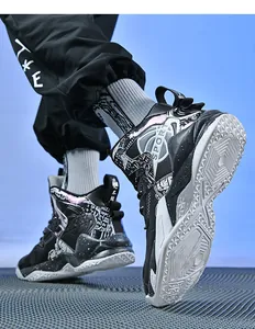 Primo piano dettagliato di scarpe da basket alte con stampa graffiti e suole spesse antiscivolo