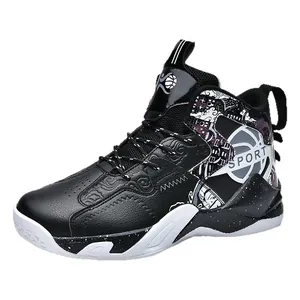 Scarpe da basket alte con tomaia in ecopelle resistente e suola in gomma antiscivolo.