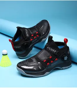Vue détaillée de chaussures de basket noires avec système de fermeture rotatif.