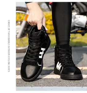 Detalle de botas de moto negras para hombre con protección de cambio reforzada y cremallera lateral