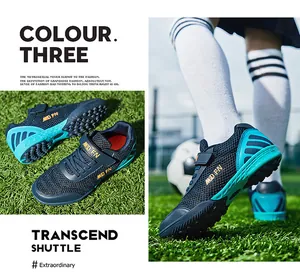 Chaussures de football pour enfants pour gazon synthétique sur un terrain de sport