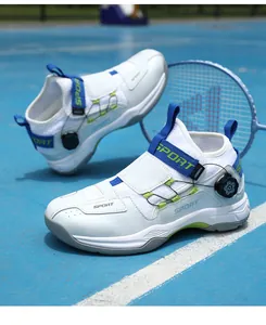 Gros plan sur des baskets blanches avec boucle rotative pratique sur terrain bleu