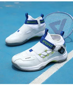 Vue détaillée de chaussures de basket blanches avec boucle rotative sur terrain bleu