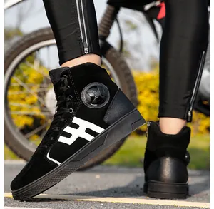 Detalle de botas de moto de ante negro con protección de tobillo y con cordones.