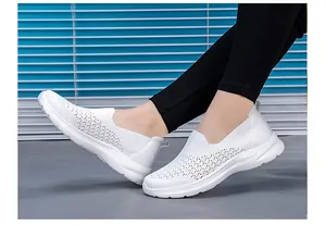 Primer plano de zapatillas blancas de malla transpirable sin cordones para mujer