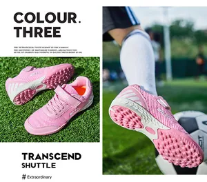 Vue détaillée de chaussures de football roses pour enfants avec semelle TF et scratch.