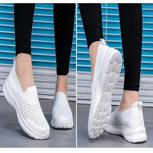Vista detallada de las zapatillas de malla tejida blanca transpirable para mujer