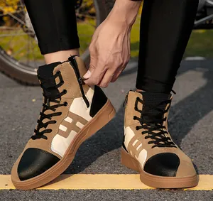 Detalle de botas de moto para hombre con cremallera lateral y cierre de cordones.