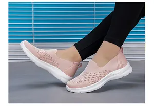 Primer plano de zapatillas de caminar rosas de malla transpirable para mujer.