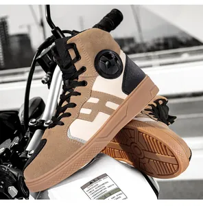 Detalle de botas altas de moto para hombre con suela de goma duradera y acabado en ante.