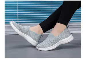 Vista detallada de las zapatillas de caminar sin cordones de malla transpirable para mujer
