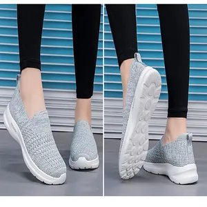 Vista detallada de zapatillas slip-on de malla fly-knit gris con diseño transpirable.