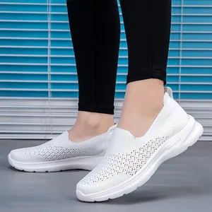 Witte ademende flyknit mesh wandelschoenen voor dames met sportief slip-on ontwerp