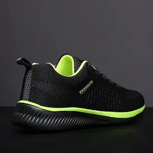 Chaussures de course en maille noire avec touches vert fluo vue latérale en studio