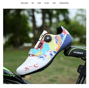 Vue détaillée de chaussures de cyclisme aux motifs colorés avec fermeture à molette