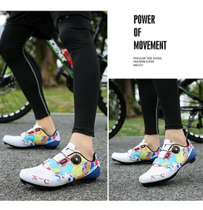 Détail de chaussures de cyclisme graffiti pour hommes et femmes avec boucle rotative