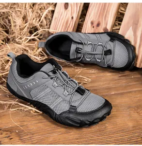 Vista detallada de zapatillas de senderismo de malla gris con sistema de cordones rápidos.
