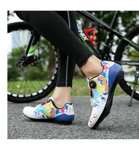 Détail de chaussures de vélo unisexes avec motif éclaboussures et boucle rotative