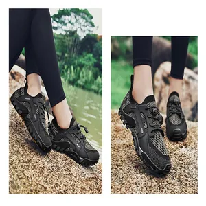 Chaussures d'eau durables en maille noire pour hommes et femmes lors de randonnées en plein air