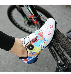 Chaussure de vélo blanche pro avec boucle rotative et imprimé coloré pour le cyclisme