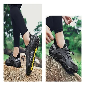 Détail de chaussures de wading en mesh respirant avec système de laçage rapide.