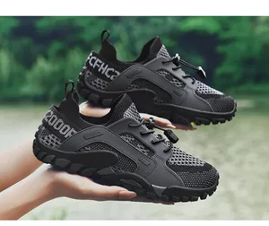Gros plan sur des chaussures de marche aquatique en mesh respirant avec système de laçage