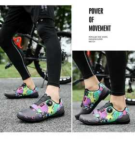 Vue détaillée des chaussures de cyclisme colorées sans cales avec fermeture à boucle rotative.