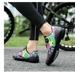 Détail extérieur de chaussures de cyclisme colorées avec un système de boucle rotative